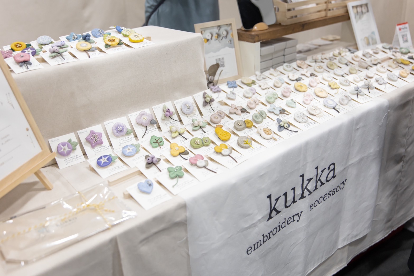 たくさんのふっくら立体刺繍作品が並ぶkukkaのマルシェブース