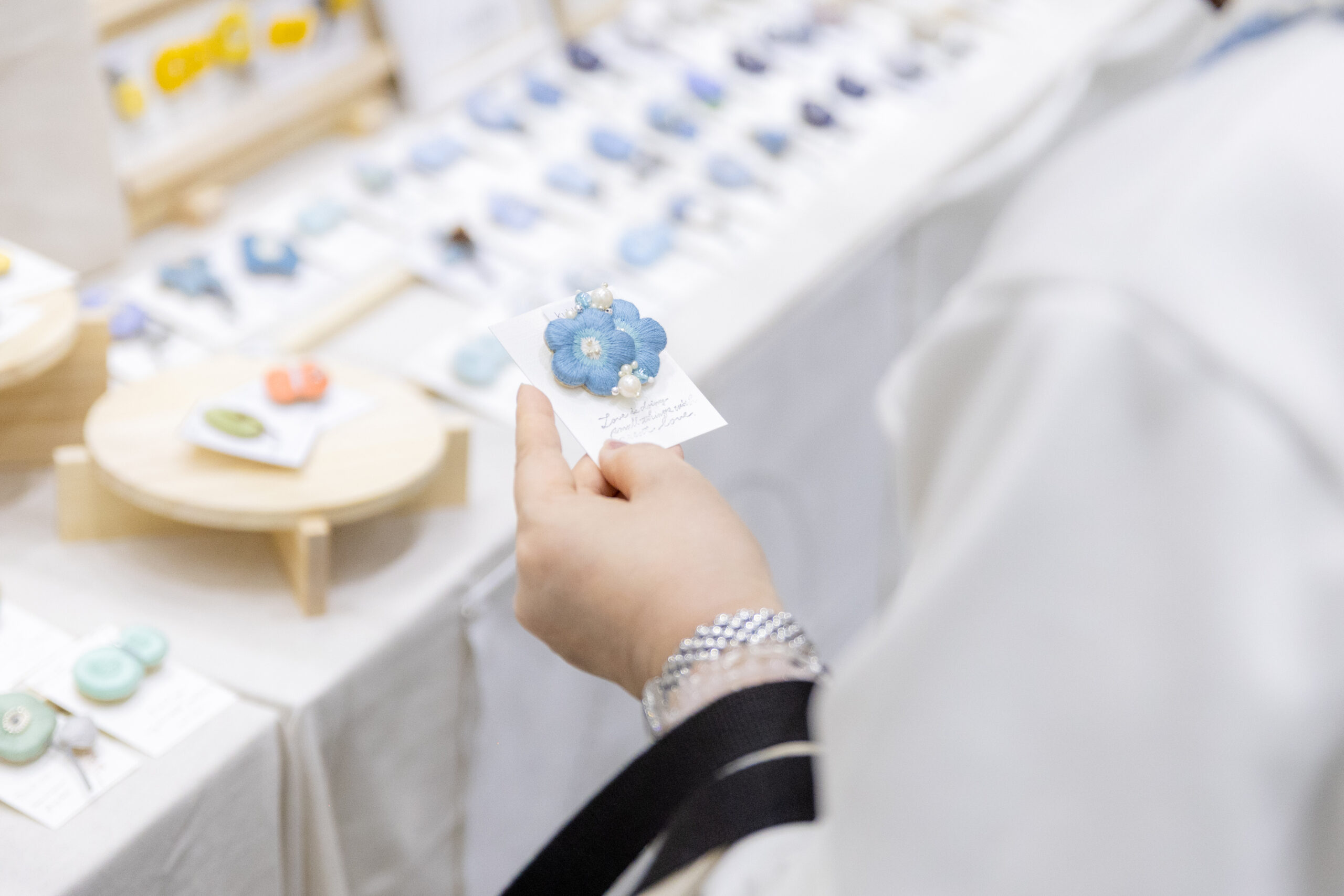 たくさんの刺繍作品の中からお気に入りを選ぶ様子